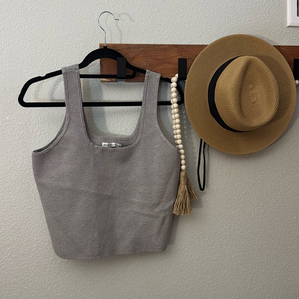Abercrombie and Finch knitted cropped sweater tank